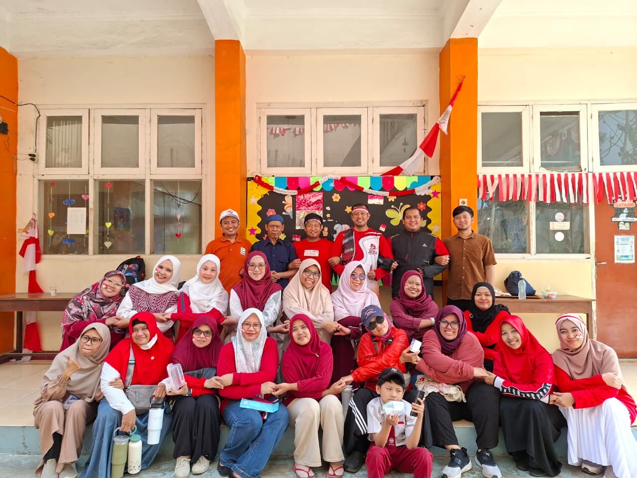 Kegiatan HUT RI bersama guru dan koordinator kelas SDIT Insan Mandiri Jagakarsa