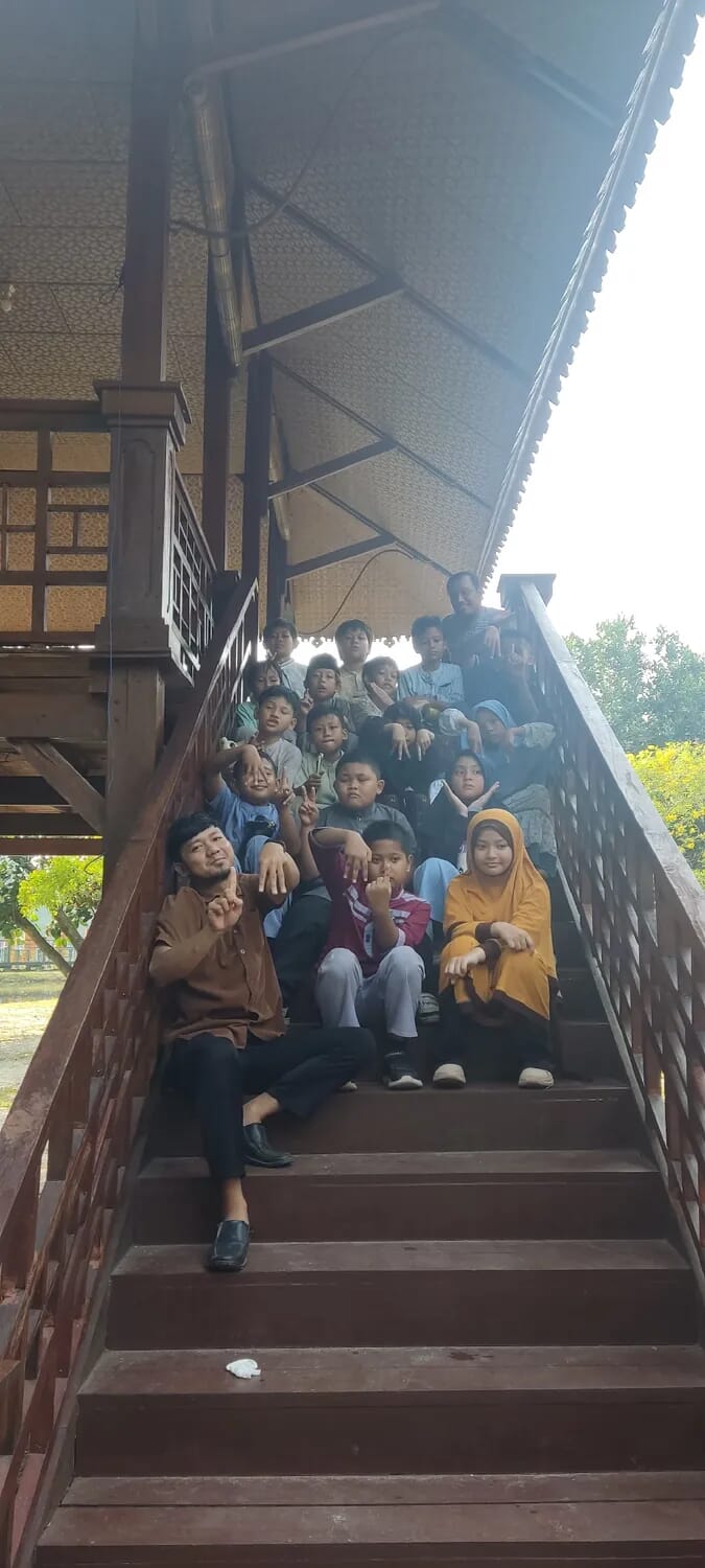 Rombongan murid dalam dokumentasi kunjungan ke area Setu Babakan