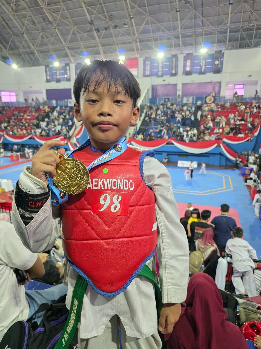 Seorang murid mendokumentasikan keikutsertaan dalam lomba taekwondo