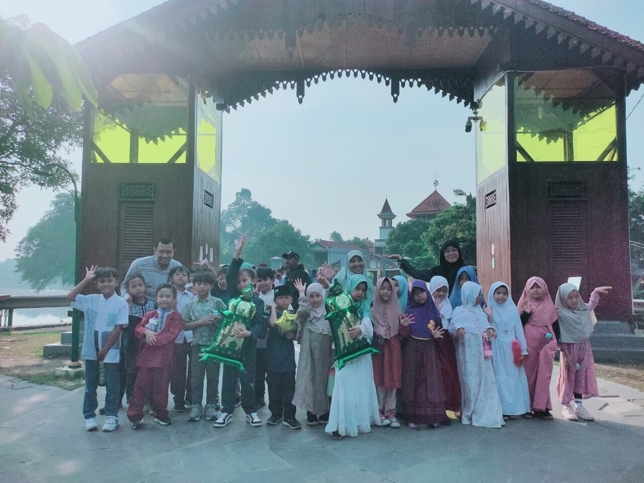 Rombongan murid dalam perayaan akhir semester