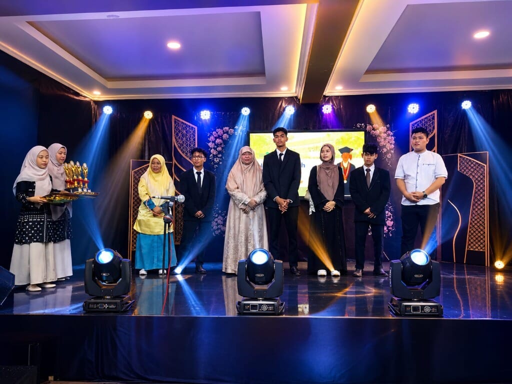 Suasana panggung wisuda atau penghargaan bersama orang tua dan dewan guru