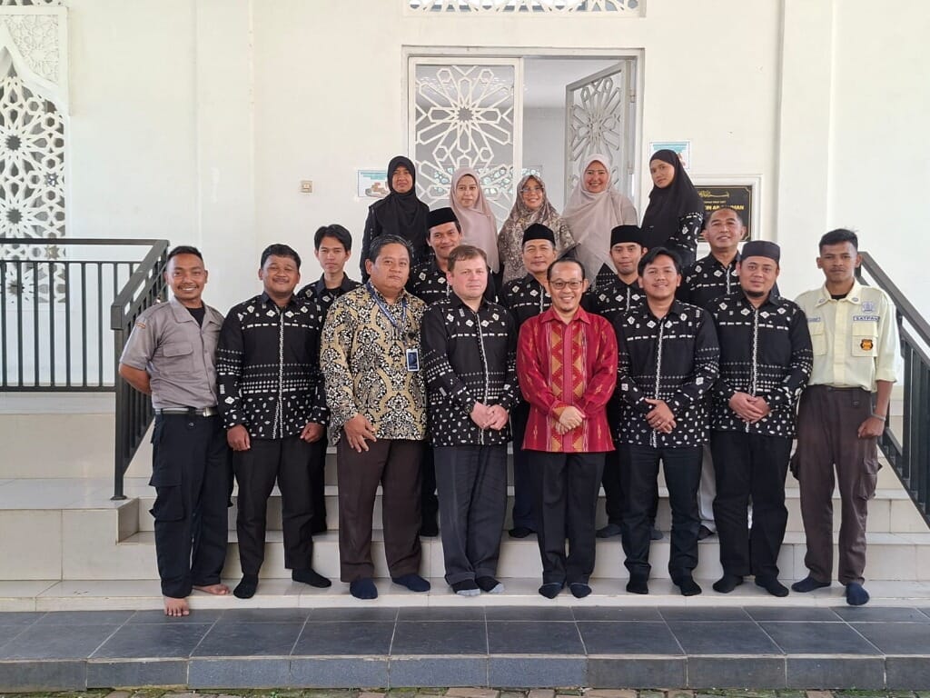 Foto bersama dewan guru dan staf Insan Mandiri Arrahman di teras masjid