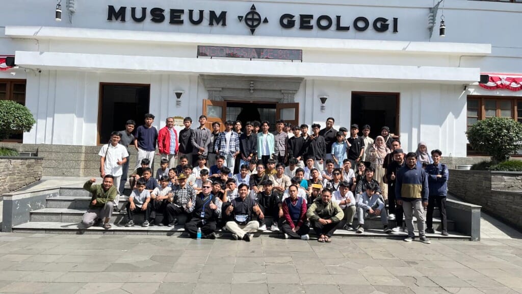 Kunjungan santri dan pendidik ke Museum Geologi Bandung