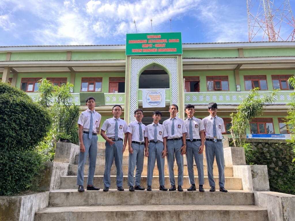 Santri SMAIT Insan Mandiri Arrahman berseragam abu-abu di depan gedung sekolah