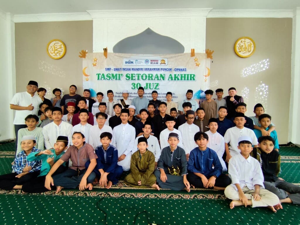 Dokumentasi tasmi' setoran akhir 30 juz santri SMP-SMAIT Insan Mandiri Arrahman