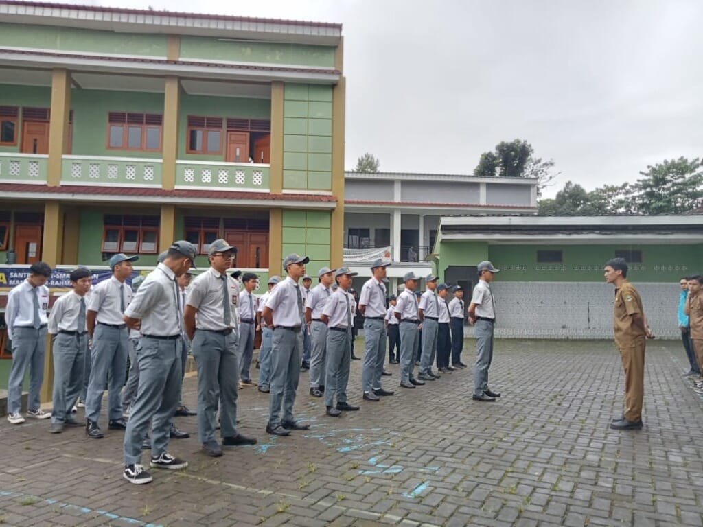 Pembina memberi pengarahan kedisiplinan kepada santri SMAIT