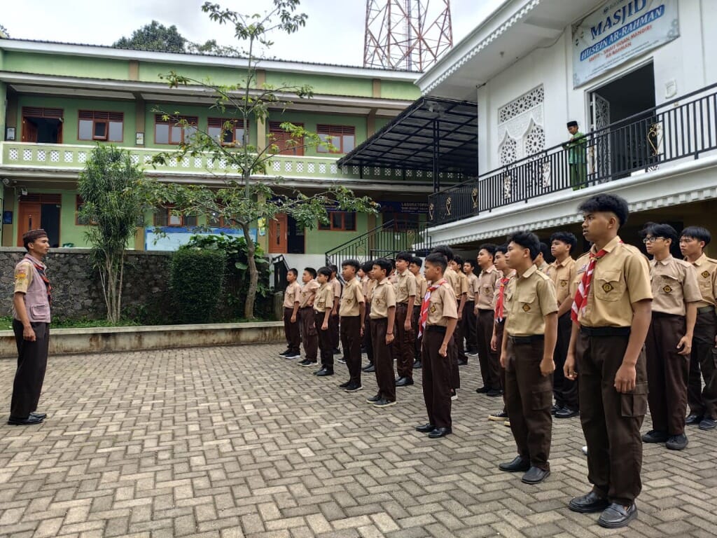 Upacara kepramukaan santri di lapangan depan masjid